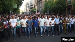 Armenia - Protesters march towards the presidential palace in Yerevan, 23Jun2015.
