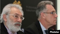 Ֆրանսահայ ռեժիսոր Սերժ Ավետիքյանը (ձախից) եւ Հայաստանում Ֆրանսիայի դեսպան Անրի Ռենոն ասուլիսի ժամանակ, Երեւան, 26-ը մարտի, 2013թ.