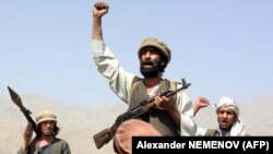 Owganystanyň Demirgazyk Bileleşiginiň esgerleri Bagramdaky öňki Sowet harby bazasynyň golaýynda, “Talyban” güýçlerine garşy frontda, “Allahu ekber!” diýip gygyrýarlar. 2001-nji ýylyň 24-nji sentýabry.