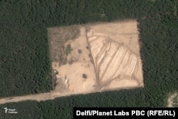 Паўднёва-ўсходні ўчастак будаўніцтва вайсковага аб’екту каля вёскі Паўлаўка. Спадарожнікавы здымак 13 жніўня 2025 году