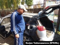 17-октябрдын түнүндө болгон окуядан Нурлан Жумабаевдин короосунда токтоп турган автоунаасына өрт коюлган.