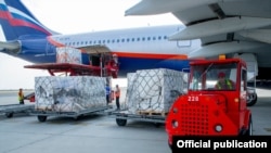 The first batch of Sinopharm COVID-19 vaccines delivered to Armenia is being unloaded from an aircraft at Yerevan’s Zvartnots Airport, August 18, 2021.