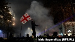 Тбилисидеги Евробиримдикке кошулууну жактагандардын нааразылык акциялары алтынчы түн катары менен уланды. 4-декабрь, 2024-жыл.