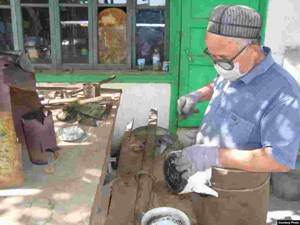 Я был удивлен и рад, когда увидел этого мастера. Для меня он олицетворение того базара, который я помню с детства