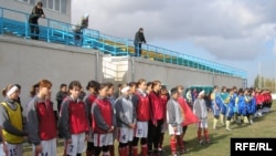 Жаңы стадиондун ачылыш салтанаты жаш футболчу кыздардын «Үмүт» эларалык мелдеши менен көркүнө чыкты. 