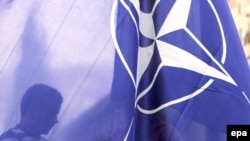 НАТОго мүчө боло турган Албаниянын баш калаасында альянстын желеги желбирейт, 4-апрел, 2009-жыл.