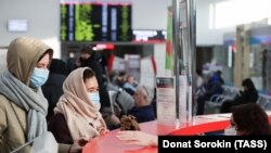 Ռուսաստան- Ուղևորներն ու երկաթուղային կայարանի աշխատակիցները պաշտպանիչ դիմակներ են կրում Եկատերինբուրգի երկաթուղային կայարանում, 29 հունվարի, 2020թ.