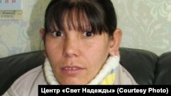Лариса Васильева жила с новорожденным младенцем в полуразрушенном деревенском доме