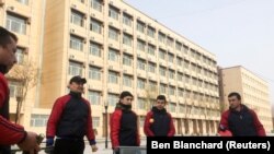 Обитатели "образовательного центра" в Кашгаре в Синьцзяне играют в настольный теннис во время визита журналистов, 4 января 2019 года. 