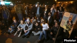 Armenia - Anti-government activists block a street outside the ruling Republican Party's headquarters in Yerevan, 11 April 2018.