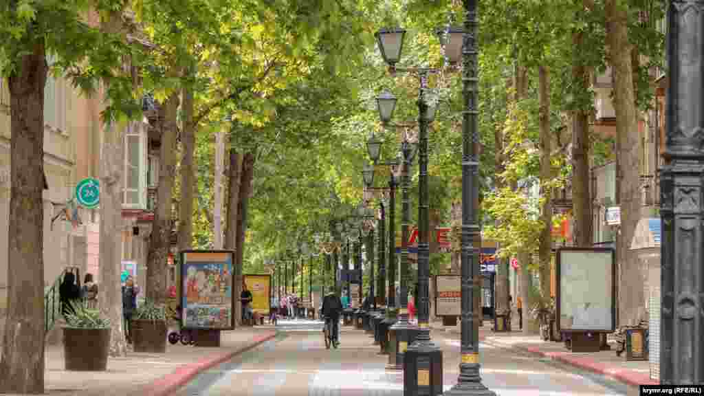 Керч живе звичним життям. Центральна вулиця Леніна потопає в тіні платанів. Їхні розлогі крони захищають перехожих від променів сонця