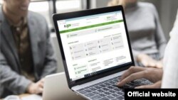 Сайт электронного правительства (eGov) Казахстана на экране ноутбука