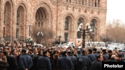 Акция протеста работников золотого рынка у здания правительства, Ереван, 18 февраля 2010 г. 