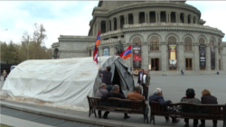 Արցախցի մայրիկները կառավարական առանձնատների մոտ պահանջեցին չդադարեցնել աջակցության ծրագիրը