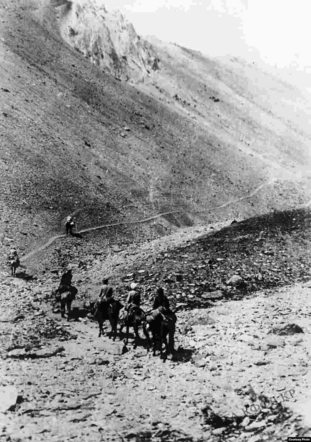 Бедел ашуусу аркылуу кеткен жол. &nbsp;