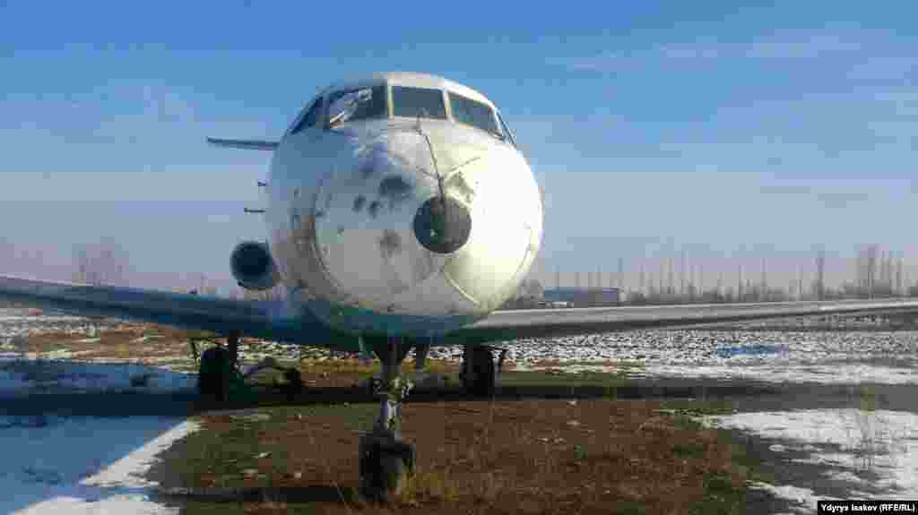 Жерден өйдө көтөрүлө албай калган дагы бир учак.