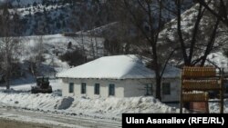 Ош-Бишкек жолунун боюндагы үй