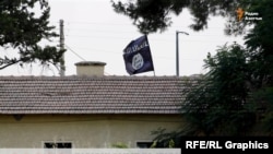 Սիրիա - «Իսլամական պետության» դրոշը Ջարաբլուսի մաքսատան տանիքին՝ լուսանկարված Թուրքիայի Քարքամիշ ավանից, արխիվ