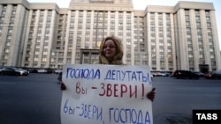 Мамдуманын алдына пикетке чыккандардын бири. Москва, 19-декабрь, 2012.