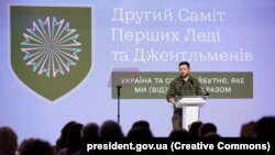 Wolodymyr Zelenski Birinji hanymlaryň we jentelmenleriň ikinji sammitinde çykyş edýär. Kiýew, 23-nji iýl, 2022. 