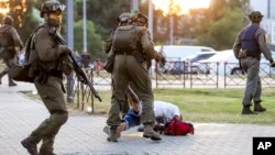 Силовики у перші дні протестів у Білорусі жорстоко розганяли демонстрантів, били їх, застосовували гумові кулі, кийки, водомети, сльозогінний газ