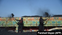 انداختن زغال سنگ به یک موتر باربری تیلری از سوی شماری از کارگران در ولایت بلخ افغانستان