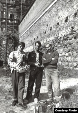 Студэнты гістфаку БДУ на раскопках у Мірскім замку. Справа — Сяржук Вітушка