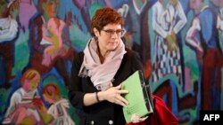 انگریت کرامپ کارن بایر، وزیر دفاع جرمنی