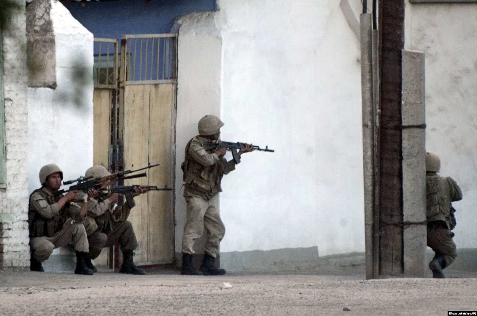 Наразыларға оқ атып жатқан қарулы жасақ. 13 мамыр 2020 жыл.