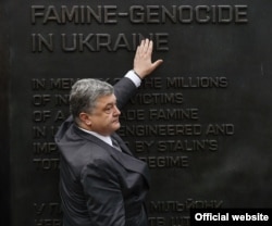 Президент Петро Порошенко у США вшановує жертв Голодомору біля Меморіалу жертвам українського Голодомору-геноциду 1932–1933 років. Вашингтон, 19 червня 2017 року