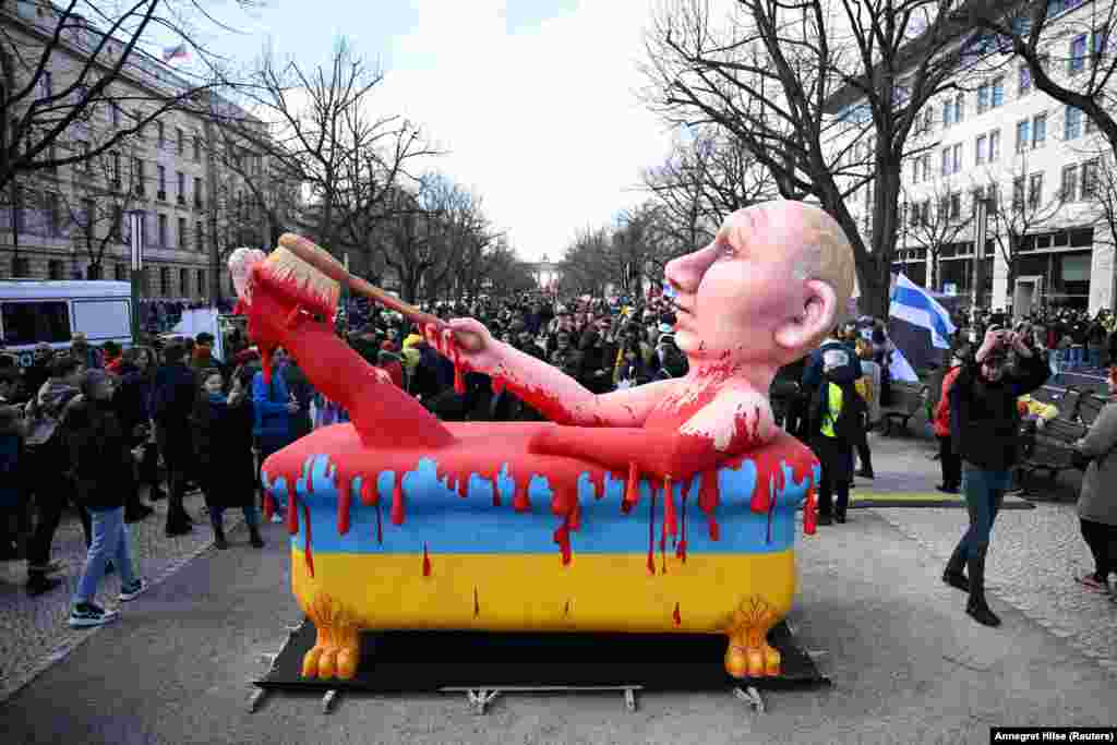 «Купающийся в украинской крови Путин». Инсталляция появилась перед зданием российского посольства в Берлине в марте 2024 года