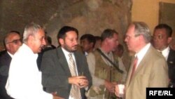 АКШнын Багдаддагы элчиси Кристофер Хилл(оңдо) Ирак музейинде.  