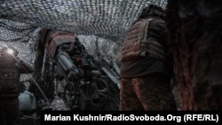 Украінскія вайскоўцы вядуць агонь з гаўбіцы M777 Howitzer сумеснай вытворчасьці ЗША і Вялікай Брытаніі, архіўнае фота