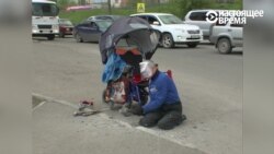 Инвалид-колясочник в России разломал молотком бордюр, чтобы проехать к больнице (видео)