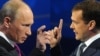 Премьер-министр России Владимир Путин (слева) и президент России Дмитрий Медведев