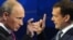 Премьер-министр России Владимир Путин (слева) и президент России Дмитрий Медведев