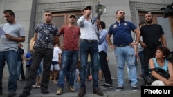 Протестующие на площади Свободы, 6 июля 2015 г.