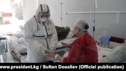 Осмотр пациентов в Республиканской инфекционной больнице. Бишкек. 
