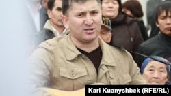Бард Жанат Есентаев поёт на акции протеста. Алматы, 16 марта 2013 года. 