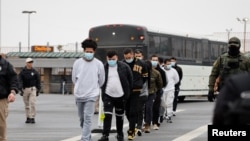 АКШдан депортация болгон мигранттар. 