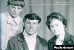 Родина Стусів: Валинтина Попелюк, Василь Стус, Дмитро Стус, 1978 рік