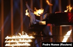 Співак Melovin, який представляє Україну на «Євробаченні-2018», під час виступу в другому півфіналі пісенного конкурсу. Лісабон. 10 травня 2018 року