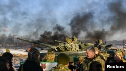 Петро Порошенко украин аскерлеринин машыгуу борборуна барган учур. 28-ноябрь, 2018-жыл.