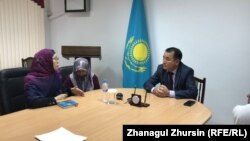 Замакима Актюбинской области Марат Тогжанов и родительница Гульжан Сабенова (первая слева).