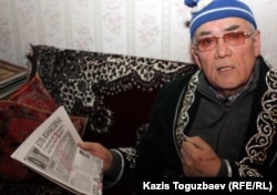 Бывший председатель КГБ Казахской ССР Закаш Камалиденов дает интервью Азаттыку в своей квартире. Алматы, 17 января 2012 года.