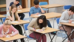 Студенты во время экзамена. Иллюстративное фото.