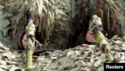 За даними прокурорів, підсудний визнав причетність контрабанди до Росії американських військових технологій, в тому числі боєприпасів для снайперських гвинтівок