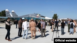 Русиянең Сүриядәге һәрби һава аланына китерелгән чит ил журналистлары