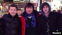 Молодые люди из Казахстана Азамат Тажаяков (слева) и Диас Кадырбаев с другом Джохаром Царнаевым (справа) фотографируются в Нью-Йорке.