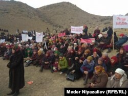 Митингге чыккандар